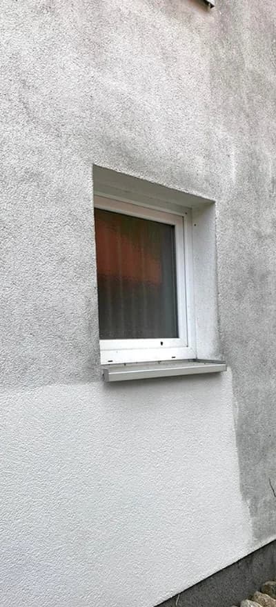 Elewacja w trakcie mycia: dolna część jasna, górna jeszcze szara